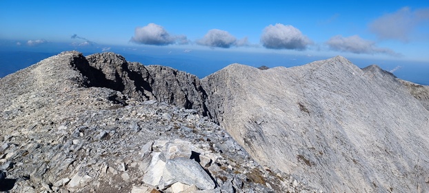 grimpant la cime Vihren et la cime Kutelo